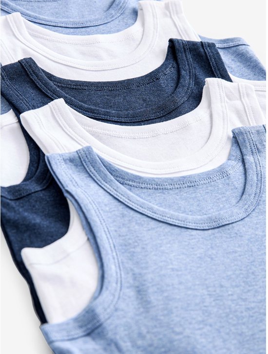 Stapel hemdjes in blauw, wit en donkerblauw.