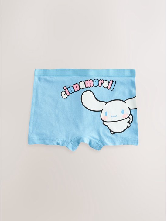 Lichtblauwe onderbroek met een afbeelding van Cinnamoroll en de tekst 'cinnamoroll'.