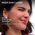 Model met L'Oréal Paris Hyaluron Tint Lipstain op de wangen voor een frisse blos.