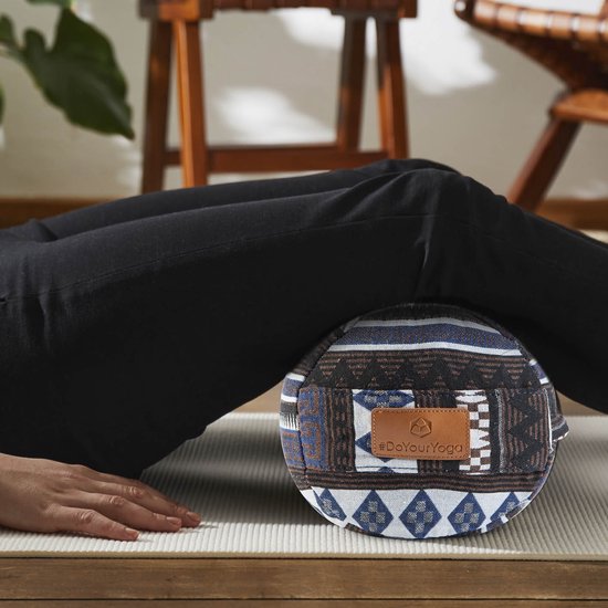 #DoYourYoga Tarik Cilinder yogabolster met bio-spelt (KBA), wasbare overtrek van 100% katoen, 68 cm x 22 cm, yogakussen meditatie /zit /zafukussen voor Yin Yoga van #DoYourYoga — afbeelding 4