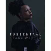 Een vrouw met een donkere huid en kroeshaar kijkt naar de hemel. Ze draagt een donkere jas en de tekst 'TUSSENTAAL Esohe Weyden' staat op de jas.