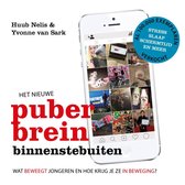 Boekcover van "Het nieuwe puberbrein binnenstebuiten" met een smartphone waarop een social mediafeed wordt getoond. Cirkelvormige tekst "AL 100.000 EXEMPLAREN SLAAP SCHERMTIJD EN MEER VERKOCHT".