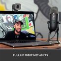 Webcam Logitech StreamCam sur un ordinateur portable, avec un homme à l'écran et le texte 'FULL HD 1080P MET 60 FPS'.