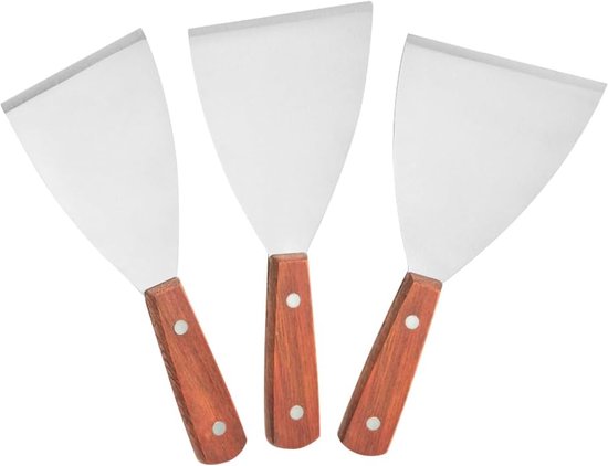 Trois spatules avec des lames argentées en acier inoxydable et des manches en bois marron, disposées en éventail sur fond blanc.