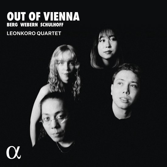 Albumcover met portretten van de vier leden van het Leonkoro Quartet, getiteld "OUT OF VIENNA".