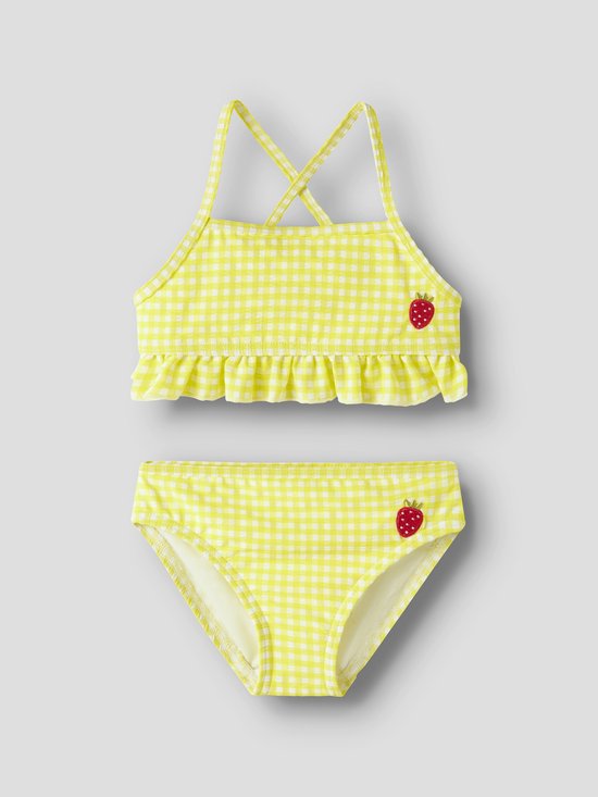 Gele bikini met ruitjespatroon en aardbeienapplicatie op top en broekje. Gekruiste bandjes en ruches.