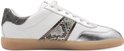 Witte dames sneaker met zilverkleurige details, slangenprint en glitter op de hiel.