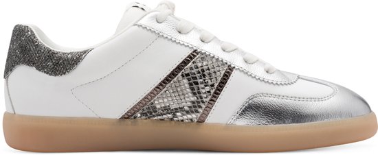 Witte dames sneaker met zilverkleurige details, slangenprint en glitter op de hiel.