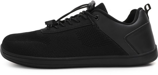 Zwarte lage sneaker met mesh bovenwerk en leren accenten.