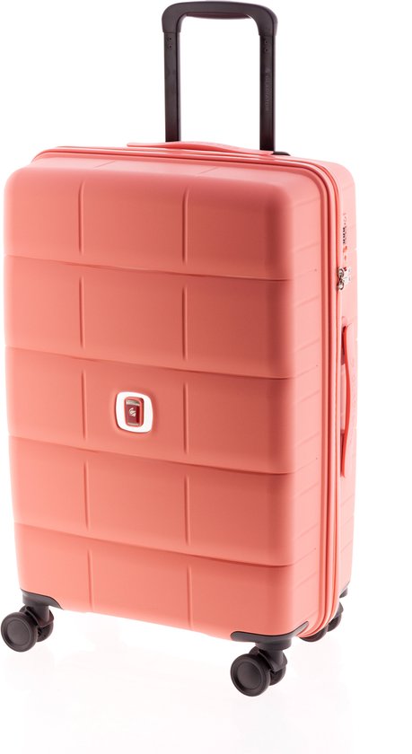 Roze koffer met logo en uitschuifbare handgreep, gefotografeerd vanuit een hoek.