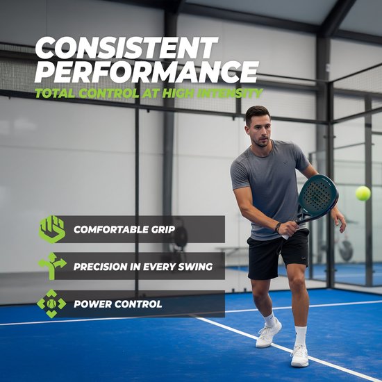 Man speelt padel met donkerblauwe VirtuFit Fusion Pro racket in een sporthal.