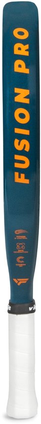 Donkerblauwe padelracket met oranje 'FUSION PRO' opdruk en witte grip. Druppelvormig blad.