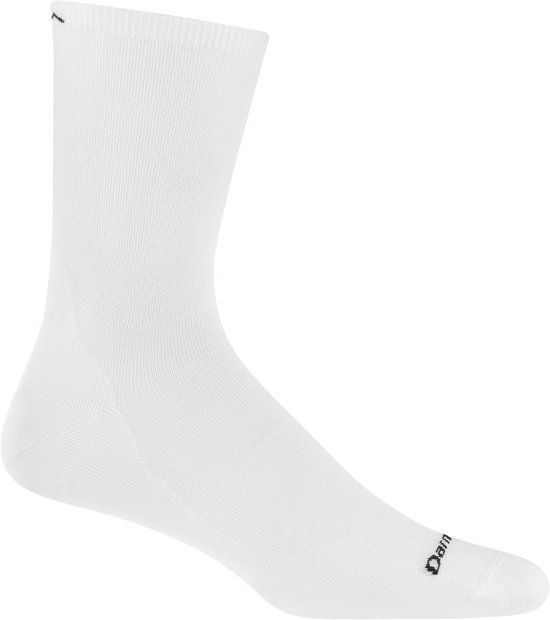 Witte Darn Tough hardloopsokken met zwarte logo's aan de zijkant en hiel.