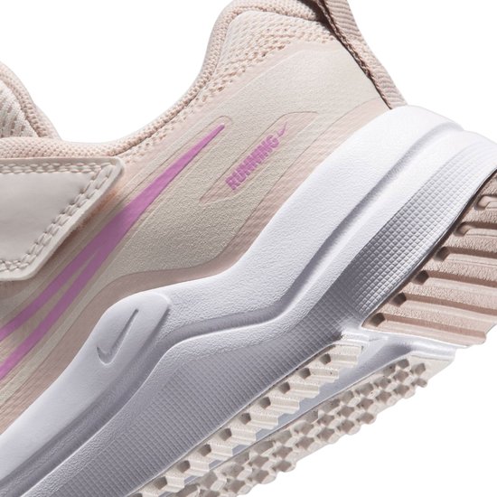 Lichtroze sneaker met witte zool, roze Nike logo en 'RUNNING' tekst op de zijkant.