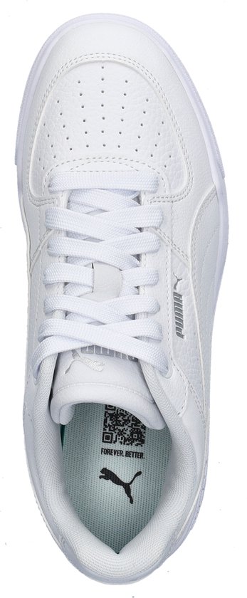 Witte Puma sneaker, van bovenaf gezien. Met perforaties op de neus en het Puma-logo op de zool.