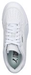 Witte Puma sneaker, van bovenaf gezien. Met perforaties op de neus en het Puma-logo op de zool.