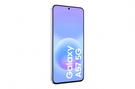 Lichtblauwe Samsung Galaxy A57 5G smartphone, gezien vanaf de voorkant en de zijkant met het logo op het scherm.