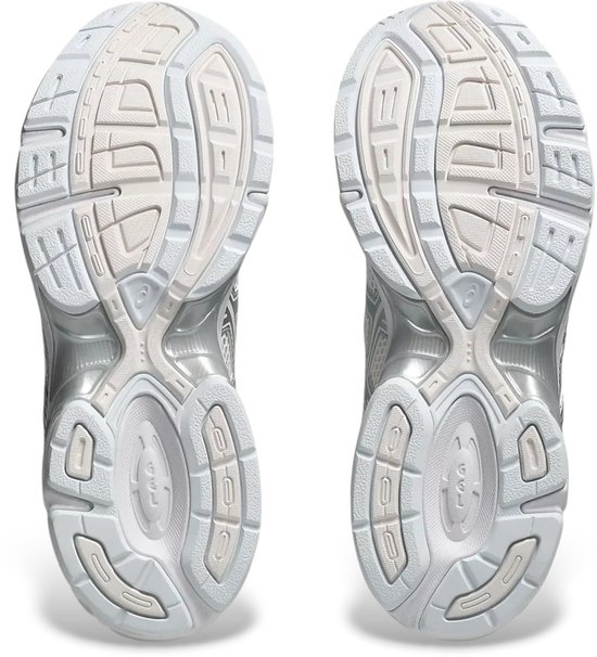 Onderkanten van witte Asics Gel-1130 sneakers met lichtgrijze accenten op de zool.