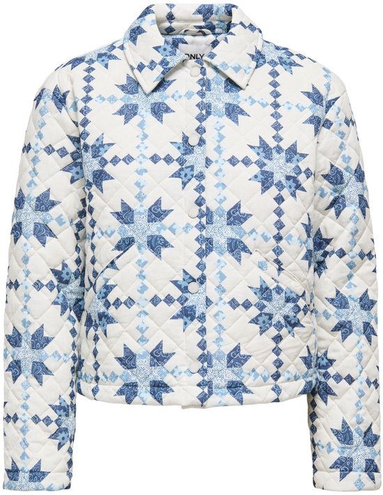 Korte, gewatteerde jas met een quiltpatroon van blauwe en witte sterren en ruiten. De jas heeft een kraag en is aan de voorkant gesloten met witte knopen.