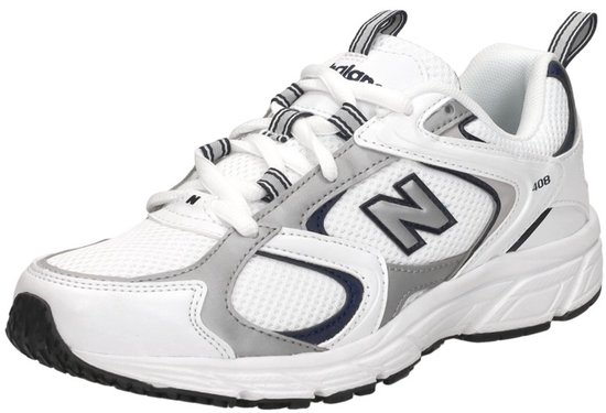 Witte New Balance 408 sneaker met zilveren en donkerblauwe accenten en een grote 'N' op de zijkant.