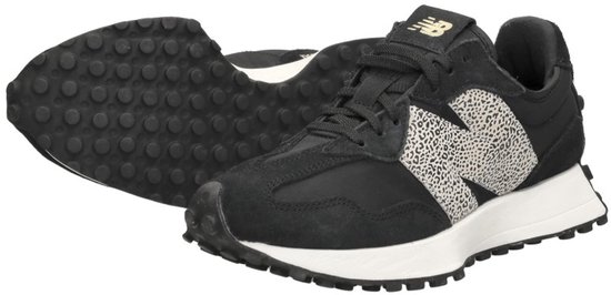Zwarte New Balance sneakers met luipaardprint N-logo, witte zool en zwarte zool.