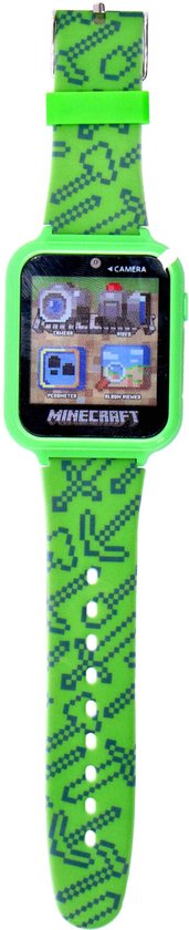 Groen Minecraft smartwatch met pixelpatroon bandje, op display stand. Scherm toont camera-, video-, stappenteller- en albumviewer-icoontjes.