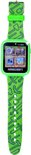 Groen Minecraft smartwatch met pixelpatroon bandje, op display stand. Scherm toont camera-, video-, stappenteller- en albumviewer-icoontjes.