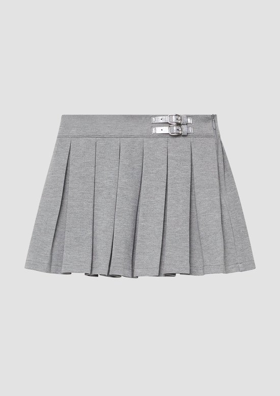 Grijze geplooide minirok met twee decoratieve gespen aan de taille en zijsluiting.