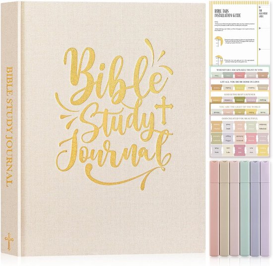 Bijbelstudieboek met gouden opdruk en stoffen kaft, naast een set Bijbel-tabbladen en stiften.