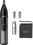 Zwarte en zilverkleurige Philips neustrimmer met accessoires: batterij, 2 opzetkammen en etui.
