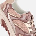 Close-up van roze Gabor Rollingsoft sneaker met mesh en metallic panelen.