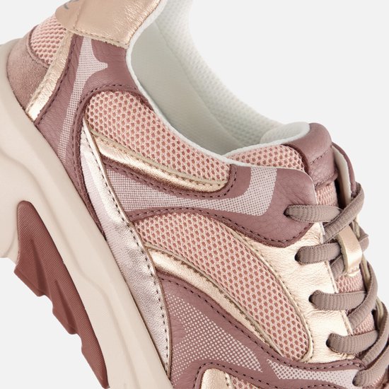 Close-up van roze Gabor Rollingsoft sneaker met mesh en metallic panelen.
