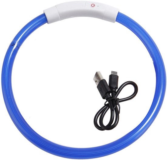 Blauwe, oplichtende LED-halsband met USB-kabel op witte achtergrond.