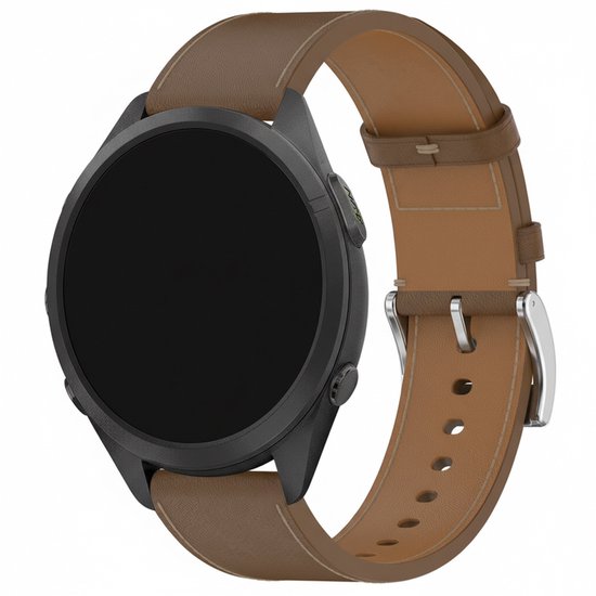 Montre connectée noire avec bracelet en cuir marron et boucle argentée.
