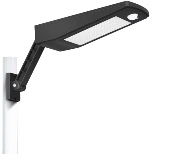 Zwarte solar wandlamp met schuin geplaatst verlichtingspaneel en bewegingssensor, gemonteerd op een paal.