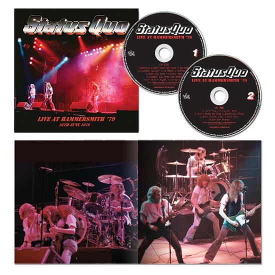 Status Quo 'Live at Hammersmith '79' dubbel-CD met hoes en twee CD's. Live-opnames van een band op het podium.