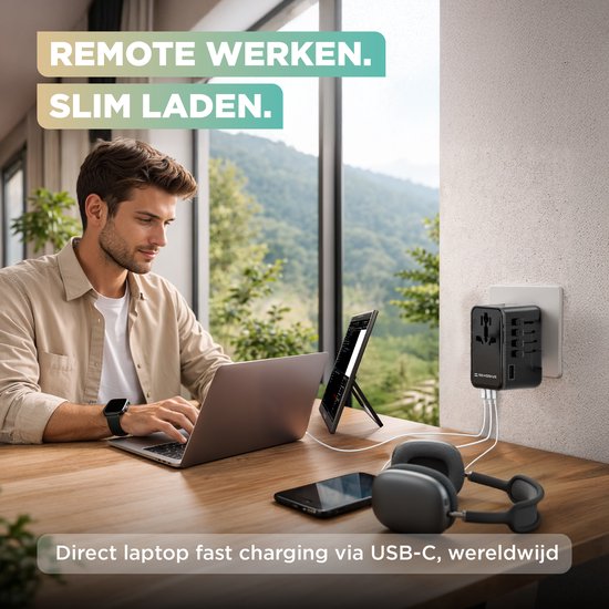 Man werkt op laptop met de Remodius wereldstekker, aangesloten op het stopcontact. "REMOTE WERKEN. SLIM LADEN."