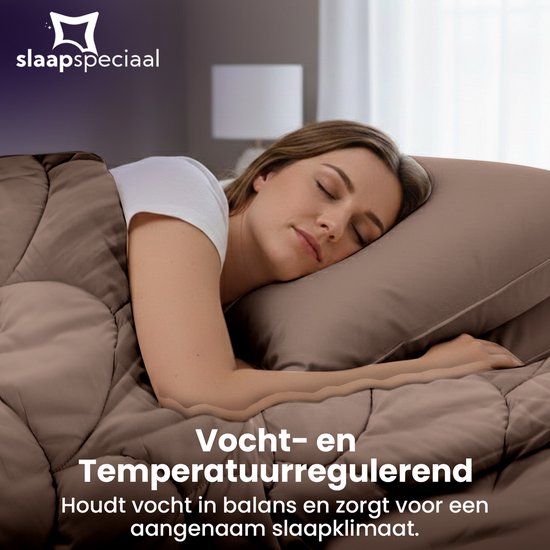 Een vrouw slaapt op een bruin kussen, onder een bruin dekbed, wat de vocht- en temperatuurregulerende eigenschappen benadrukt.
