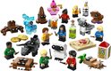 Une collection de figurines et d'objets LEGO Harry Potter, incluant une araignée, un cerf, un chapeau de sorcier, des chopes de bière et des pièces d'or.