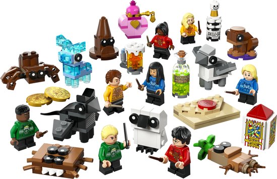 Une collection de figurines et d'objets LEGO Harry Potter, incluant une araignée, un cerf, un chapeau de sorcier, des chopes de bière et des pièces d'or.