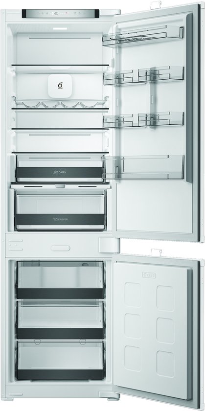 Open witte koelkast met laden, deurvakken, glazen schappen en een flessenrek.
