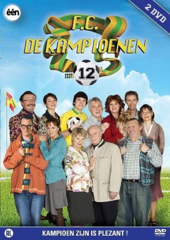 Een groep van 11 personen, met een FC De Kampioenen sjaal en een voetbal.