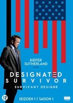 Kiefer Sutherland, de "Designated Survivor", staat voor een rode en blauwe Amerikaanse vlag. Seizoen 1.
