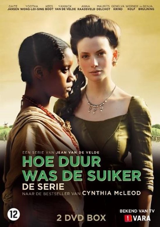 Twee vrouwen, een blanke en een zwarte, kijken elkaar aan. Zwarte vrouw draagt een bruine sjaal, blanke vrouw draagt een groene jurk.