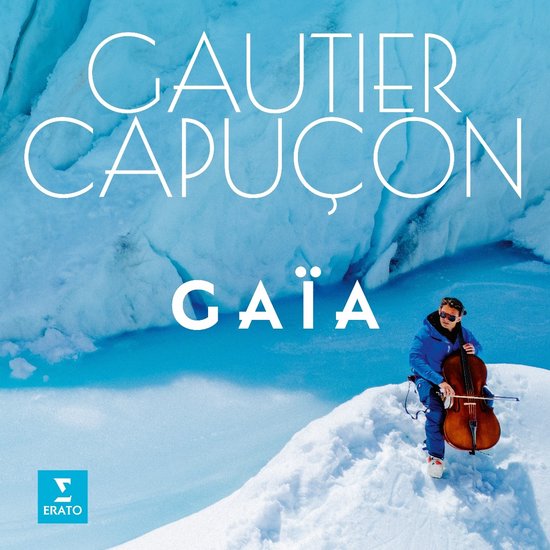 GAIA albumcover met cellist Gautier Capuçon in blauwe jas op besneeuwde bergtop, met ijzige achtergrond. Tekst: GAUTIER CAPUÇON GAÏA.