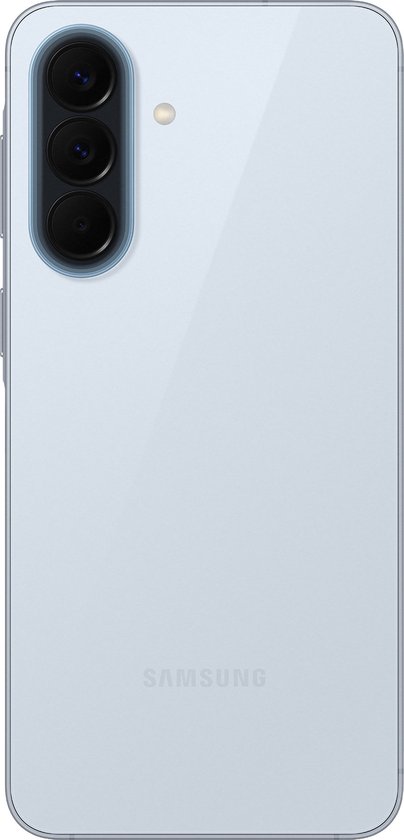 Achterkant van de Samsung Galaxy A57 5G in ijsblauw met drie camera's.