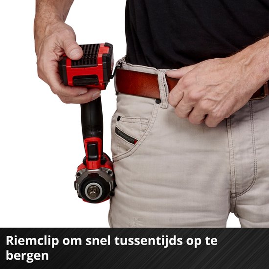 Man met riemclip van Einhell IMPAXXO 18/230 Li slagschroevendraaier, die de machine aan zijn broekriem hangt.
