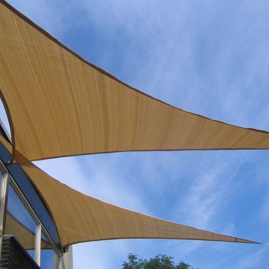 Twee bruinige driehoekige schaduwdoeken opgehangen tegen een blauwe hemel, boven een gebouw.