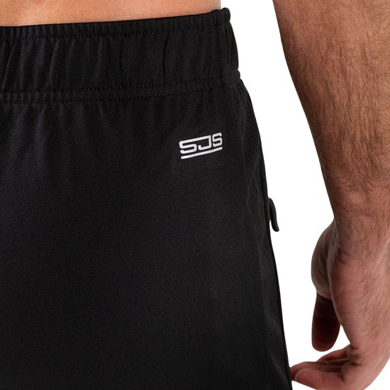 Zwarte trainingsbroek met een discreet logo op de heup.
