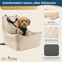Een bruine cavapoo hond zit in een beige autostoel met ruitpatroon. Illustraties tonen zijvakken, een dik kussen en orthopedisch schuim.